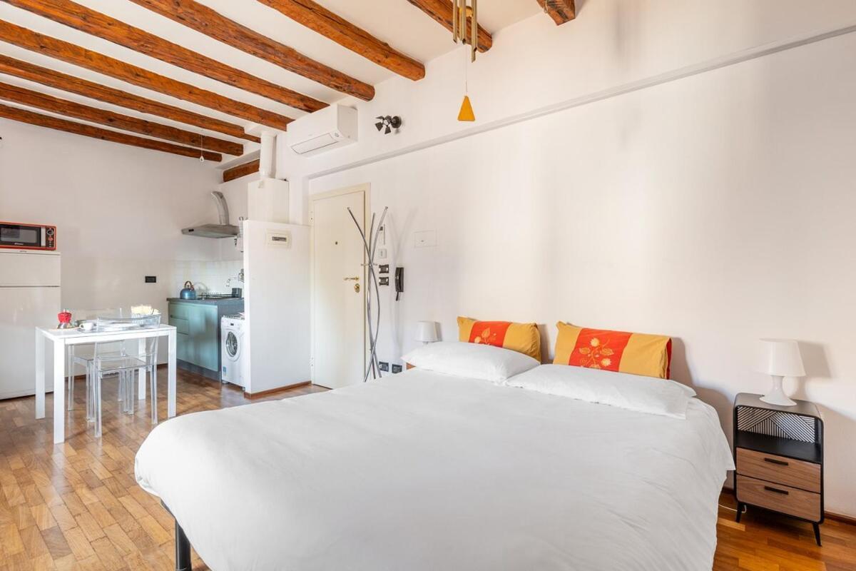Monolocale Sui Tetti Di Bologna - Via Indipendenza Apartment Luaran gambar