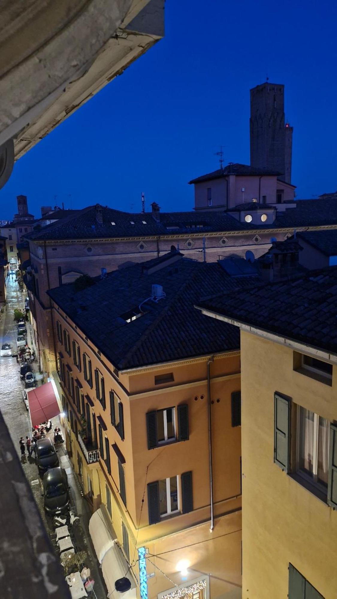 Monolocale Sui Tetti Di Bologna - Via Indipendenza Apartment Luaran gambar
